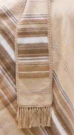 beige ponche med striber og halstørklæde